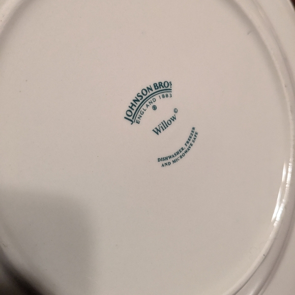 JOHNSON BROTHERS Blue And White WILLOW DINNER PLATES EUC 10.5" Dia. Newer - Picture 4 of 10